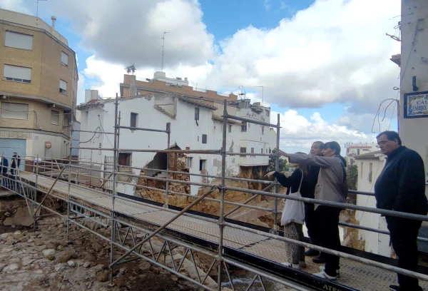 Mons. Bernardito Auza, Nuncio Apostólico en España, sobre un puente derruido por las riadas. Crédito: Arzobispado de Valencia.