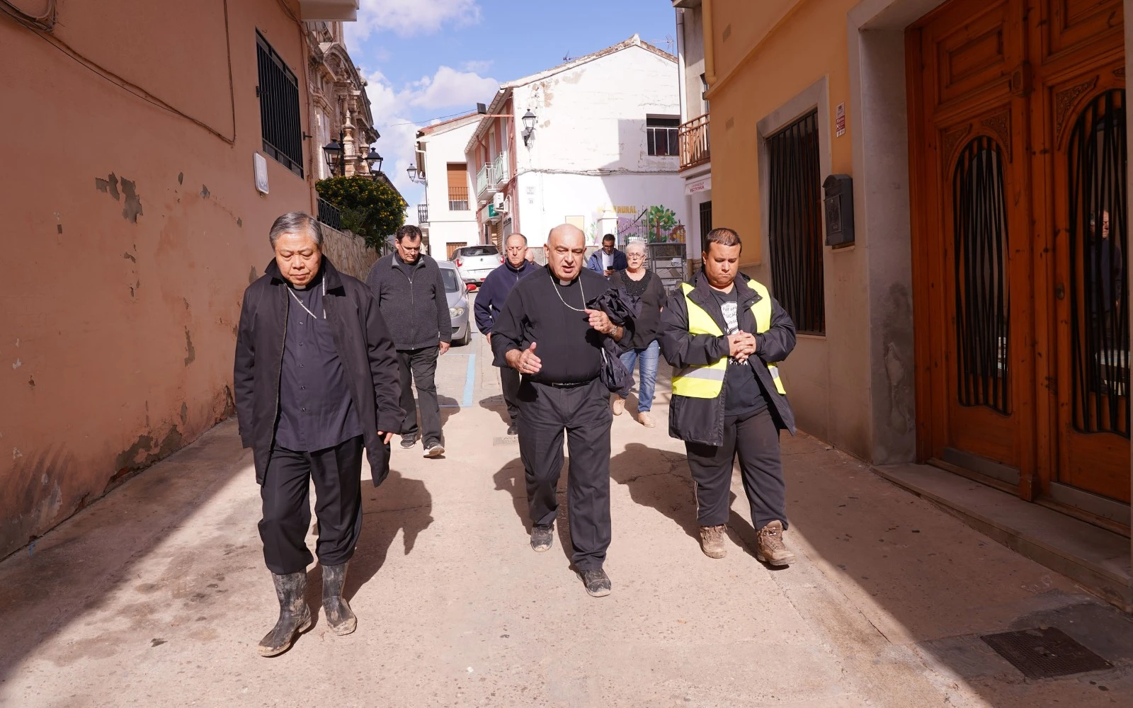 El Nuncio en España, Mons. Bernardito Auza, y el Arzobispo de Valencia, Mons. Enrique Benavent visitan las calles de pueblos afectados por las inundaciones.?w=200&h=150