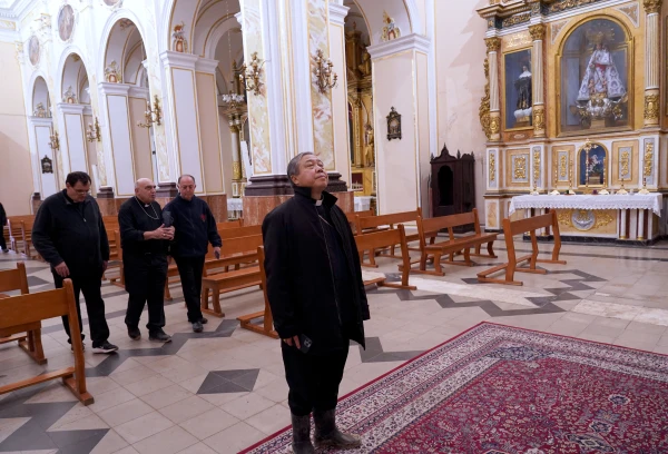 Mons. Auza reza en la iglesia de una de las localidades afectadas por las riadas. Crédito: Arzobispado de Valencia.