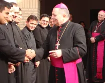 Mons. Eliseo Antonio Ariotti saludando a los seminaristas de Ciudad del Este
