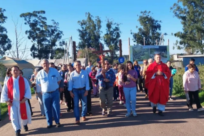 Obispo de Goya en procesión a la Cruz Gil