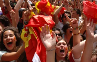 Hinchas celebran el primer triunfo de España en el mundial de Australia Shutterstock / Sergei Bachlakov
