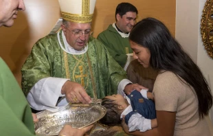 El Obispo de Getafe (España), Mons. Ginés García Beltrán, bautizó el sábado 5 de octubre a 17 niños cuyos padres rechazaron el aborto y dijeron sí a la vida. Crédito: Diócesis de Getafe.