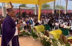 Mons. Guillermo Elías en la Misa de cuerpo presente de los escolares fallecidos en la selva del Perú. Crédito: Arzobispado de Piura.