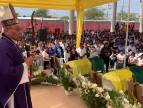 El Papa Francisco los acompaña, dice obispo en Misa por escolares muertos en accidente en Perú