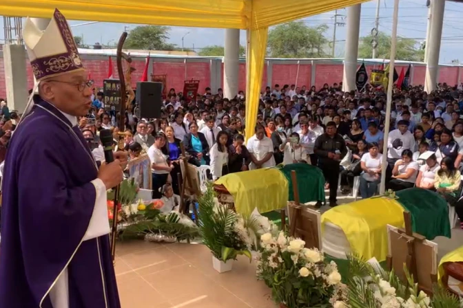 Obispo Guillermo Elías en la Misa de cuerpo presente de los escolares fallecidos en accidente en Perú 27112024