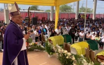 Mons. Guillermo Elías en la Misa de cuerpo presente de los escolares fallecidos en la selva del Perú.