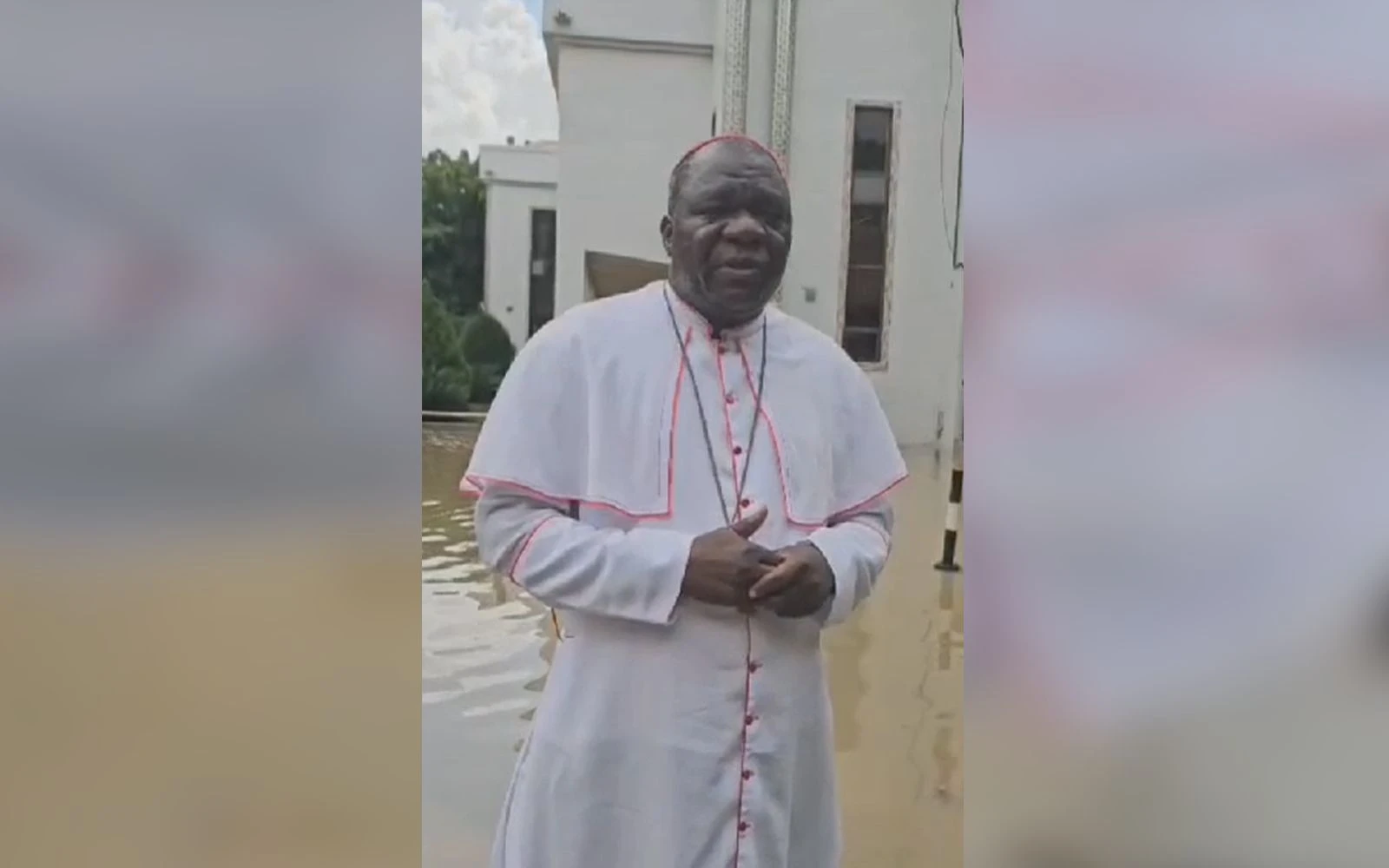 Mons. John Bakeni, Obispo Auxiliar de Maiduguri, en medio de las inundaciones.?w=200&h=150