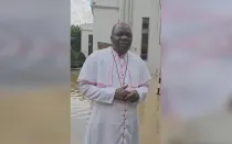 Mons. John Bakeni, Obispo Auxiliar de Maiduguri, en medio de las inundaciones.