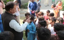 Mons. Samson Shukardin con algunos niños pakistaníes.