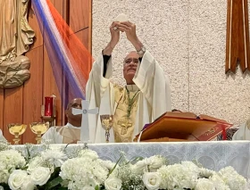 Obispo exiliado de Nicaragua celebra con cubanos a la Virgen de la Caridad