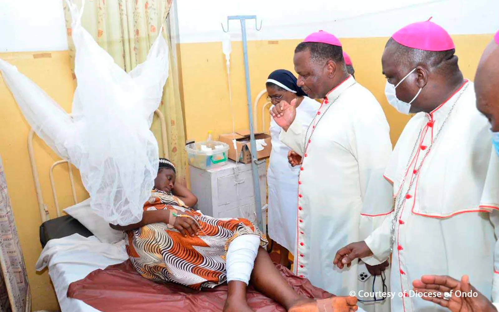 Mons. Jude Arogundade de Ondo (Nigeria) visita a los supervivientes de un atentado terrorista.?w=200&h=150