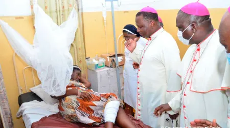 Obispo nigeriano visita a una de las víctimas de la Masacre de Pentecostés