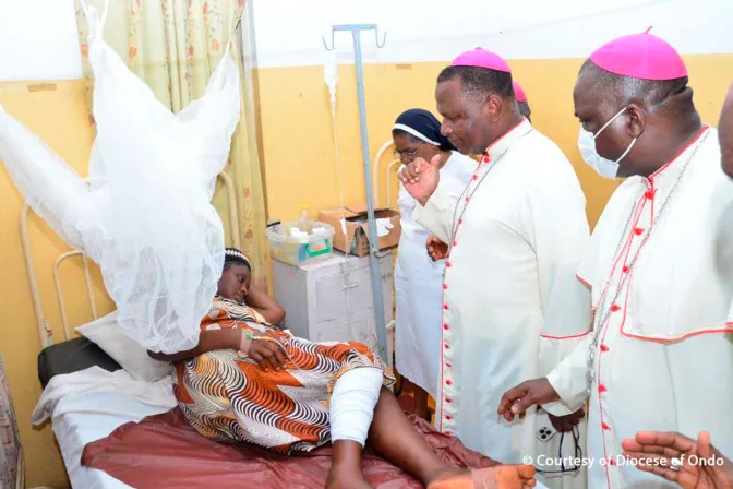 Obispo nigeriano visita a una de las víctimas de la Masacre de Pentecostés