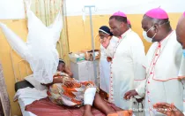 Mons. Jude Arogundade de Ondo (Nigeria) visita a los supervivientes de un atentado terrorista.