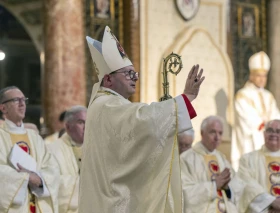 Ordenan al primer obispo del ordinariato católico para conversos del anglicanismo en Reino Unido