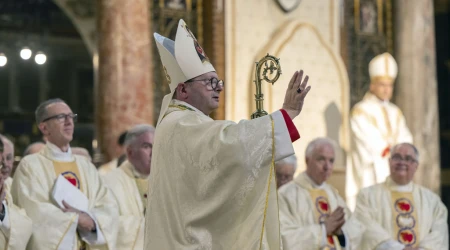 Ordenan al primer obispo del ordinariato católico para conversos del anglicanismo en Reino Unido