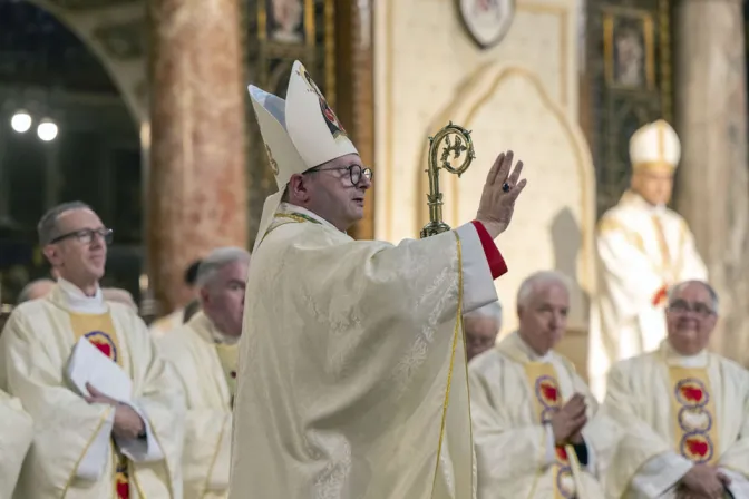 Ordenan al primer obispo del ordinariato católico para conversos del anglicanismo en Reino Unido