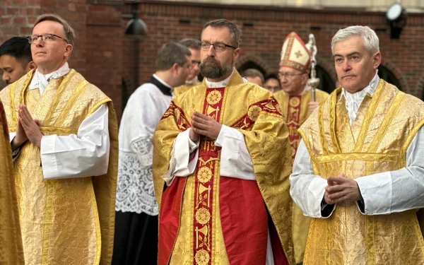 Bishop-elect Frederik Hansen (center) before his episcopal ordination as Bishop of Oslo this Saturday, January 18, 2025. Credit: Rudolf Gehrig / EWTN News