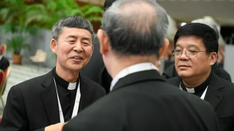 El Obispo Yao Shun de Jining y el Obispo Yang Yongqiang de Zhouchun (derecha) de la República Popular China, en el Vaticano durante el Sínodo de la Sinodalidad en octubre de 2023.