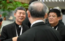 El Obispo Yao Shun de Jining y el Obispo Yang Yongqiang de Zhouchun (derecha) de la República Popular China, en el Vaticano durante el Sínodo de la Sinodalidad en octubre de 2023.