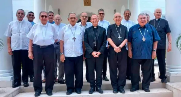 Los obispos cubanos con Mons. Antoine Camilleri. Crédito: David Neira (COCC).