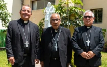 (De izq. a der.) Mons. Jorge Enrique Izaguirre Rafael, Mons. Carlos García Camader; y Mons. Luis Alberto Barrera Pacheco.