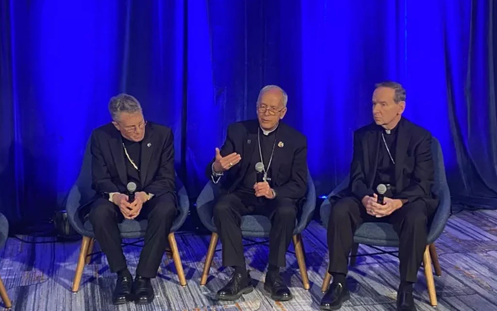 El presidente de la USCCB, Mons. Timothy Broglio (izquierda); Mons. Mark Seitz, jefe del Comité de Migraciones de la USCCB (centro); y Mons. Michael Burbidge, jefe del comité provida de la USCCB (derecha), dialogan con la prensa en la asamblea plenaria de los obispos de Estados Unidos el 12 de noviembre de 2024?w=200&h=150