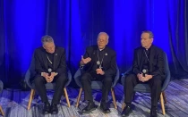 El presidente de la USCCB, Mons. Timothy Broglio (izquierda); Mons. Mark Seitz, jefe del Comité de Migraciones de la USCCB (centro); y Mons. Michael Burbidge, jefe del comité provida de la USCCB (derecha), dialogan con la prensa en la asamblea plenaria de los obispos de Estados Unidos el 12 de noviembre de 2024