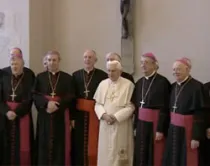 El Papa Benedicto XVI y algunos de los obispos de Irlanda con quienes sostuvo un encuentro entre el 15 y el 16 de febrero