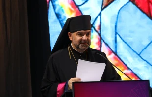 Mons. Hryhoriy Komar, Obispo Auxiliar de Sambir, en Ucrania, brindó su testimonio sobre los horrores de la guerra en su país, durante el segundo día del Congreso Eucarístico Internacional de Quito. Crédito: Eduardo Berdejo - EWTN News