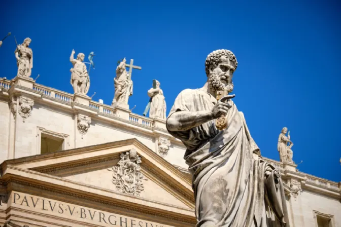 Estatua de San Pedro en la Ciudad del Vaticano.