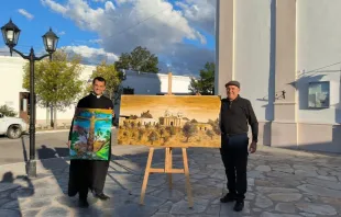 Roberto Cignetti junto a sus obras y el sacerdote del Santuario de Renca Crédito: Cortesía Roberto Cignetti