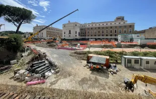 Trabajadores en Roma descubrieron un esqueleto centenario durante una excavación de construcción en junio de 2024 cerca del Vaticano, para uno de los proyectos de construcción para el Jubileo de 2025 de la Iglesia Católica. Crédito: Daniel Ibáñez / EWTN News.