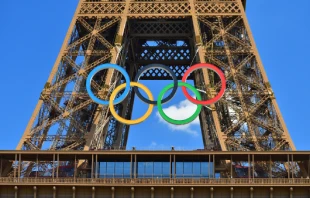 El símbolo olímpico instalado en la Torre Eiffel para los Juegos Olímpicos de París 2024, 9 de junio de 2024. Crédito: noriox - Shutterstock