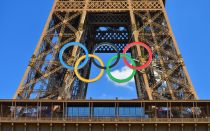El símbolo olímpico instalado en la Torre Eiffel para los Juegos Olímpicos de París 2024, 9 de junio de 2024.