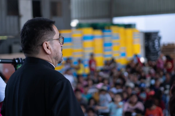 P. Omar ante miles de niños que recibieron un regalo en la Navidad 2023. Crédito: Asociación de las Bienaventuranzas