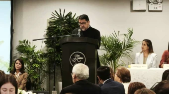 El P. Omar Sánchez, fundador de la Asociación de las Bienaventuranzas, participando del Desayuno Nacional de Oración 2024 (DNO) en Perú.