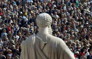 Los peregrinos se encuentran frente a una estatua de San Pedro, en la Plaza de San Pedro del Vaticano, mientras el Papa Juan Pablo II oficia la misa de canonización del fundador del Opus Dei, San Josemaría Escrivá de Balaguer, el 6 de octubre de 2002. Se estima que 250.000 peregrinos de todo el mundo asistieron a la ceremonia. Crédito: Gabriel Bouys / AFP vía Getty Images.