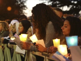 Momento de oración tras incendio en iglesia en Francia: “Puede estar quemada, pero la comunidad está viva”