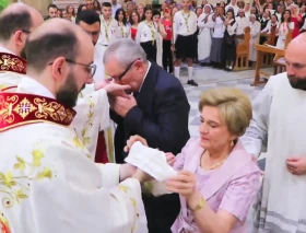 Lo que una mamá recibe cuando su hijo se ordena sacerdote: Con eso también deberá ser enterrada