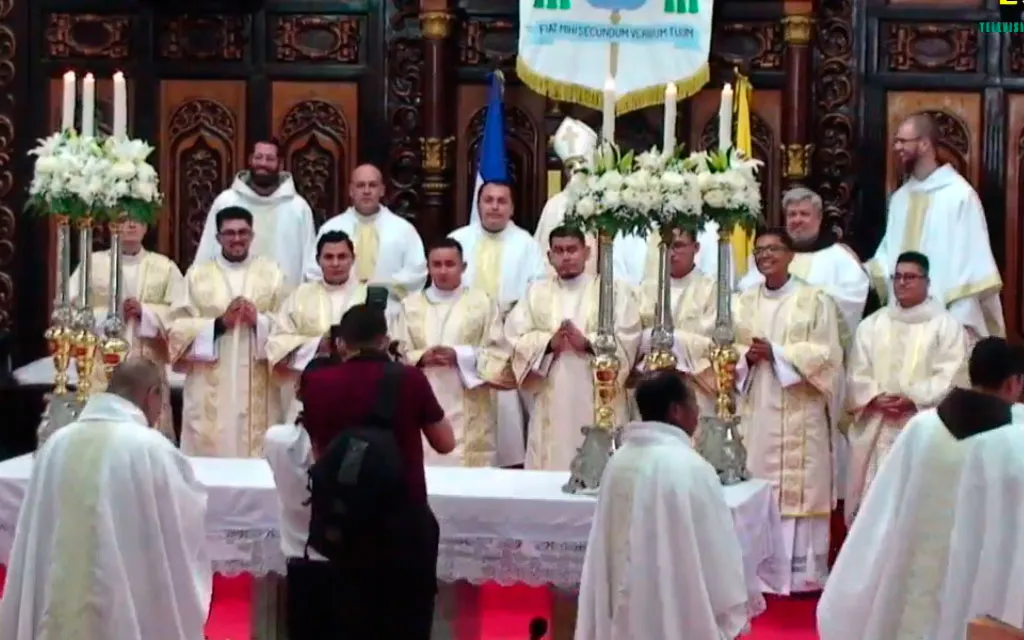 Los 7 nuevos diáconos y el sacerdote ordenados en Matagalpa, Nicaragua.?w=200&h=150