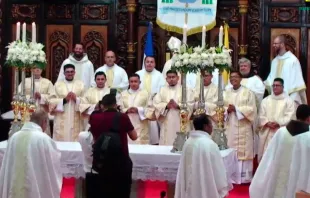 Los 7 nuevos diáconos y el sacerdote ordenados en Matagalpa, Nicaragua. Crédito: Captura de video Facebook Diócesis Media TV Merced.