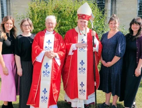 Con 78 años ordenan sacerdote a catedrático de Cambridge, padre de 4 hijas y converso del anglicanismo