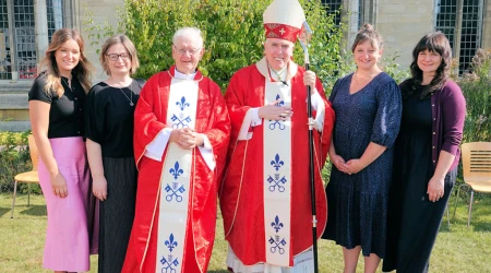 P. John Morrill, obispo de East Anglia y las cuatro hijos del nuevo sacerdote 27092024