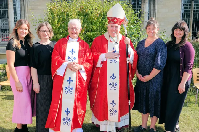 P. John Morrill, obispo de East Anglia y las cuatro hijos del nuevo sacerdote 27092024