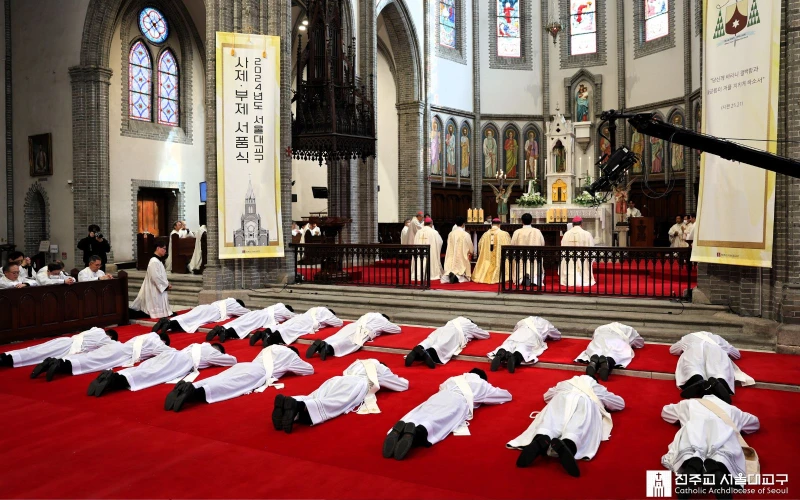 La Iglesia en Seúl ordenará a su sacerdote 1.000, entre ellos el segundo sordo de su historia