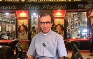 El sacerdote español del Opus Dei, P. Luis Herrera. Crédito: Captura de YouTube.