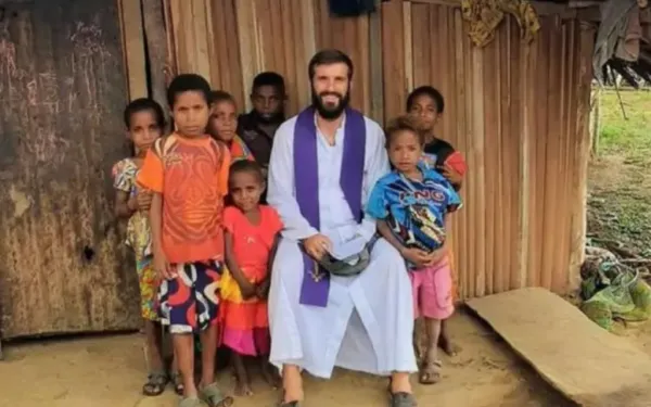 P. Martín Prado (IVE), párroco en Vanimo, con niños de la comunidad. Crédito: Ayuda a la Iglesia Necesitada