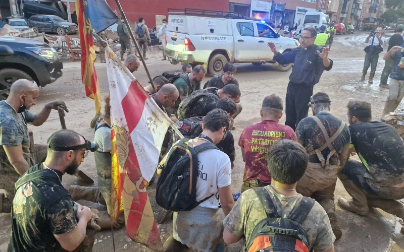 Sacerdote encuentra cáliz intacto tras inundaciones en Valencia: “Todo estaba completamente embarrado”